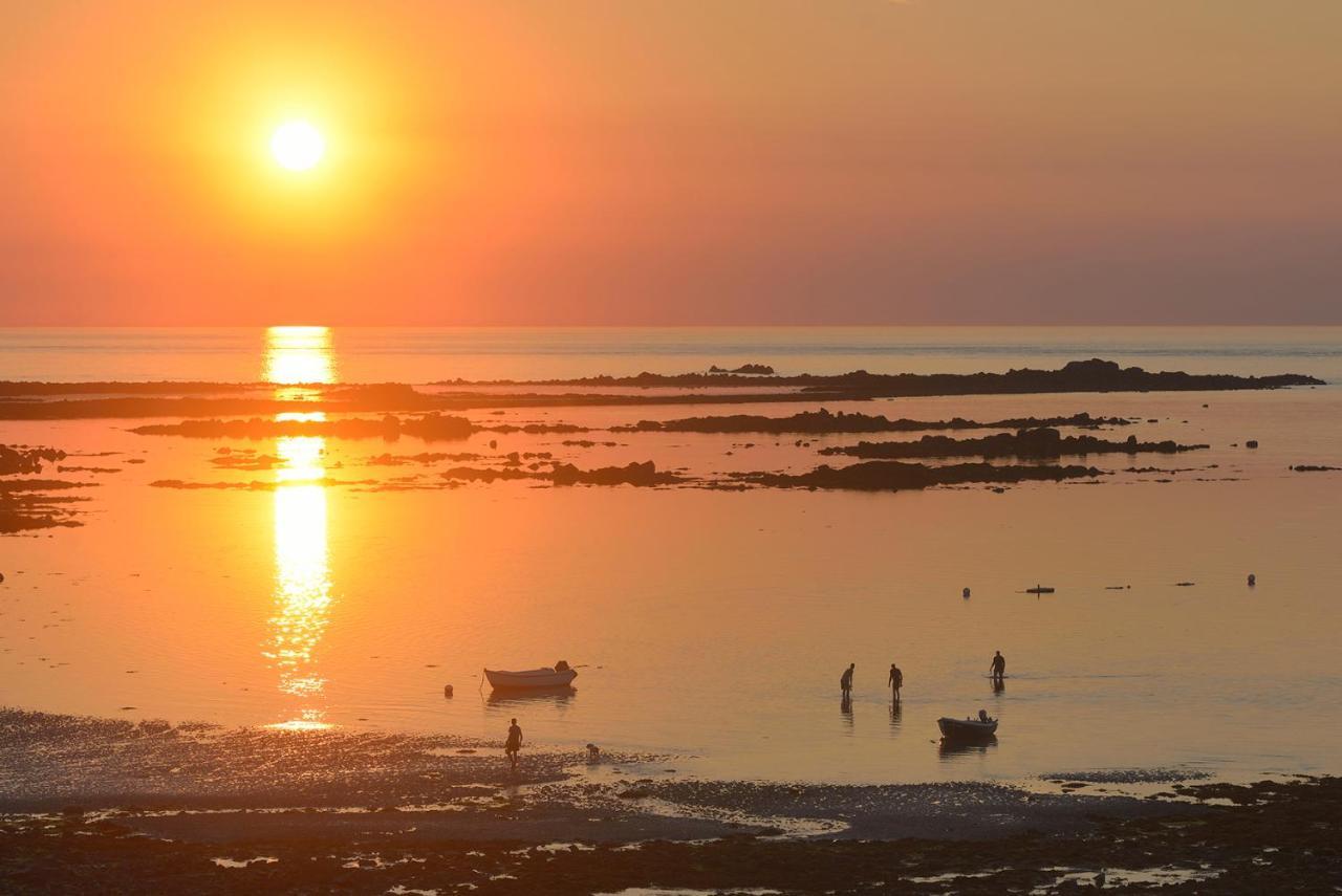 Driftwood Inn Saint Saviour Bagian luar foto